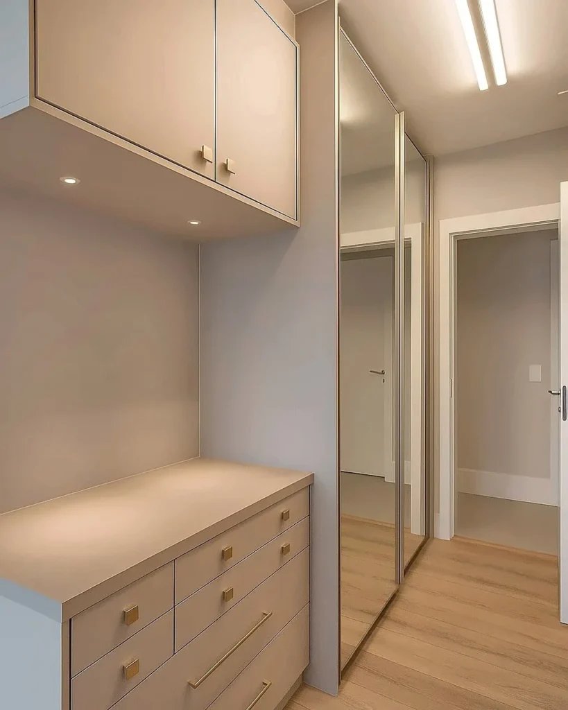 Closet com cômoda de gavetas e portas espelhadas — projeto da Navarro Móveis Planejados