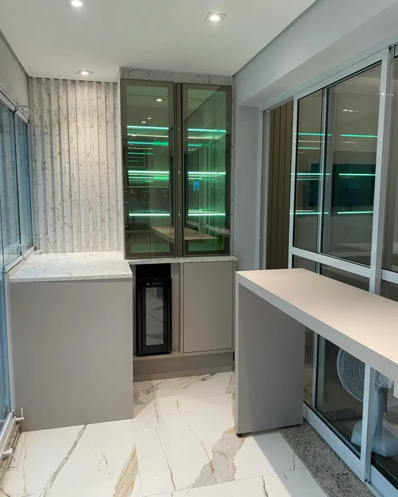 Espaço gourmet com cristaleira de vidro iluminada, adega e bancada, projeto da Navarro Móveis Planejados