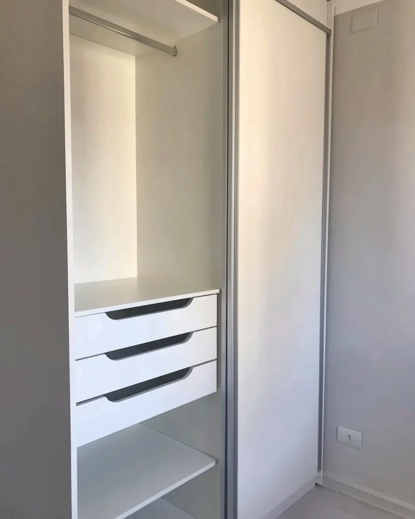 Interior de guarda-roupa com gavetas e cabideiro — projeto da Navarro Móveis Planejados