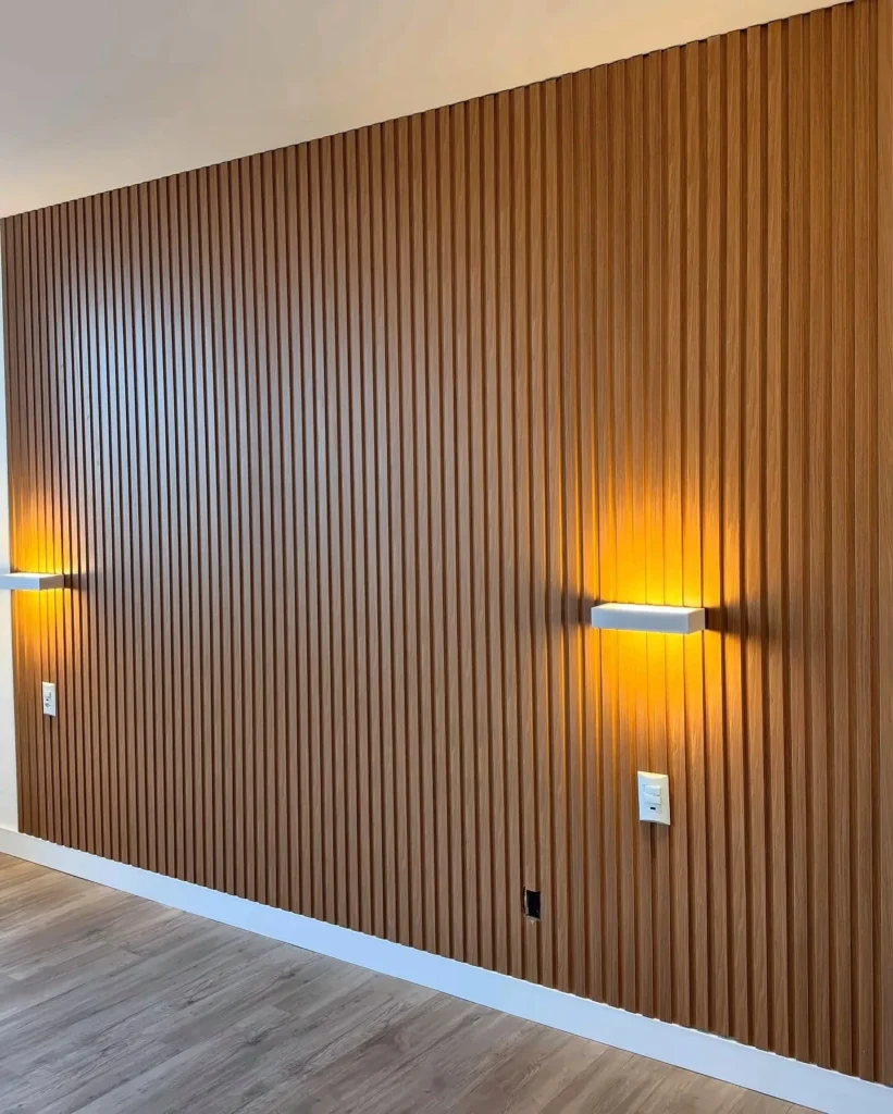Quarto com painel ripado em madeira e arandelas — projeto da Navarro Móveis Planejados